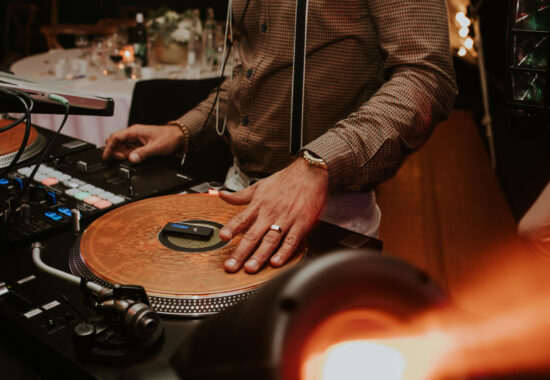 DJ enflamment la piste de danse